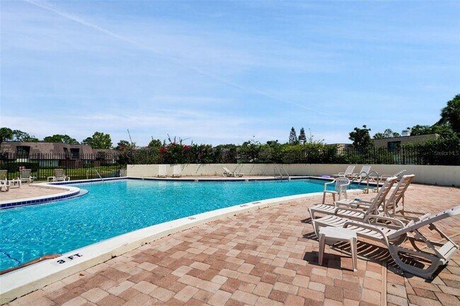 Building Photo - 15217 W Pond Woods Dr
