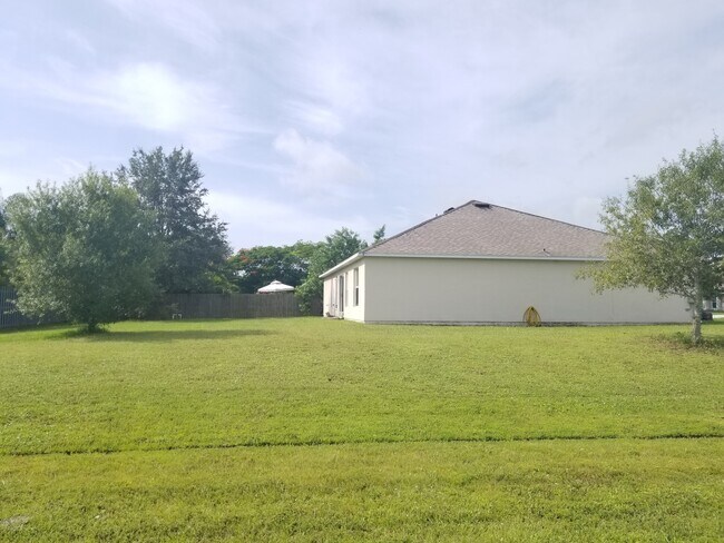 Building Photo - 4229 SW Oblique St