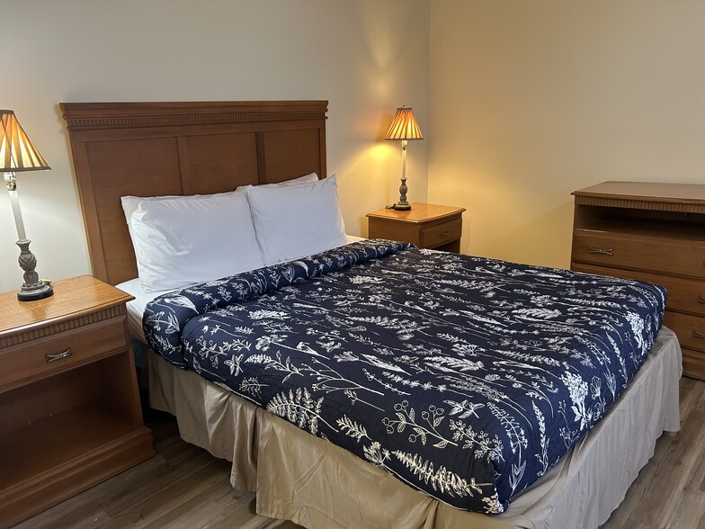 Queen bed - 2309 Oak St