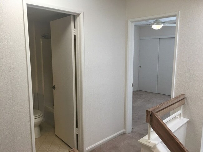 Building Photo - Updated End Unit 3 Bedroom Townhome