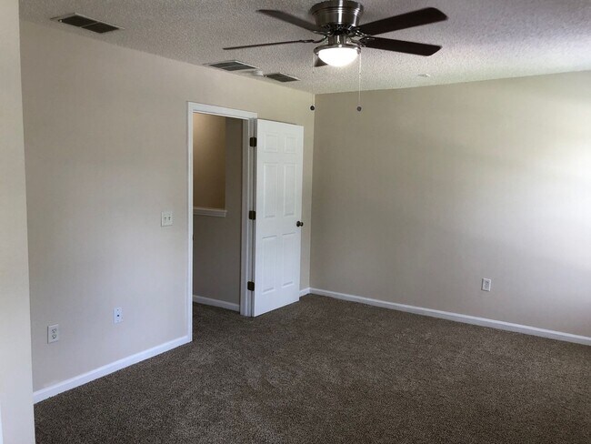 Building Photo - Large 5 Bedroom, 3 Bathroom Single Family ...