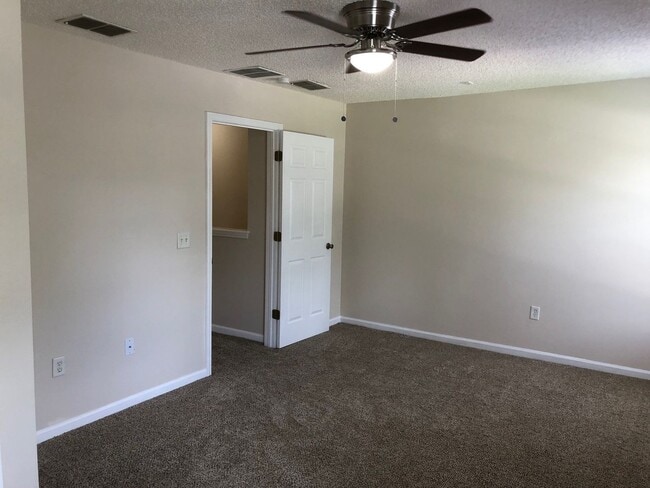 Building Photo - Large 5 Bedroom, 3 Bathroom Single Family Home