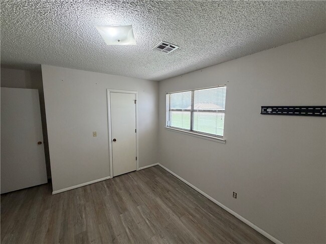 Building Photo - 1657 W Pleasant Grove Rd