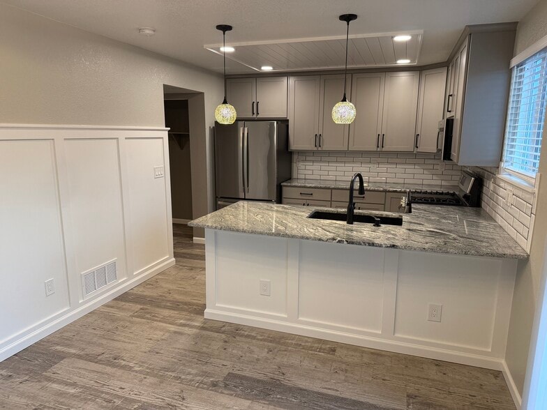 Kitchen with wainscoting details - 7153 Arrowroot Ave
