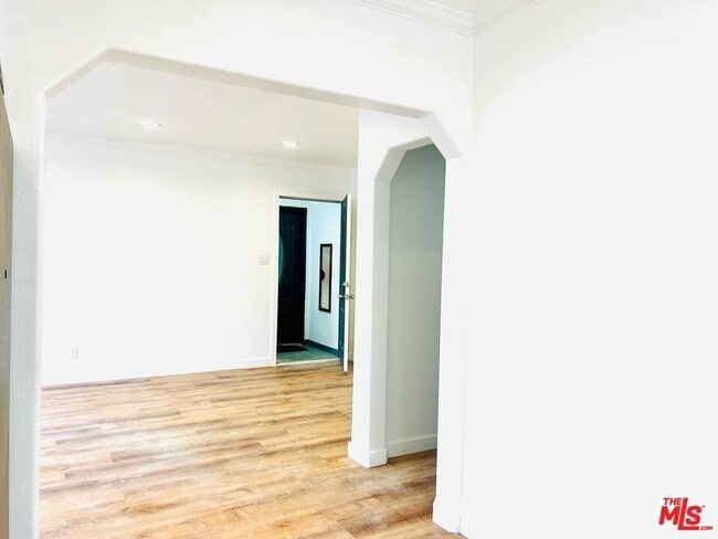 Building Photo - 600 E Chevy Chase Dr