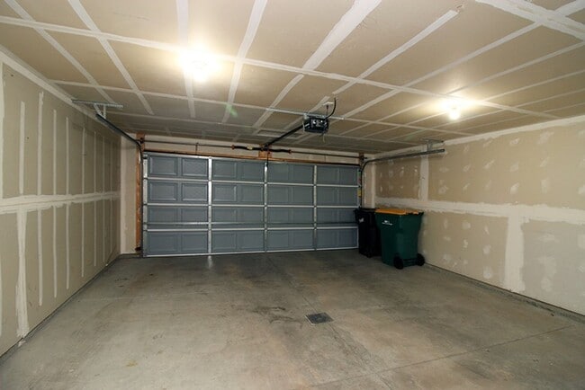 Building Photo - Reserve this Twin Home in a COZY Neighborhood Available Now!