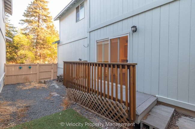 Building Photo - Beautiful Home in SW Bend - 1 pet considered!