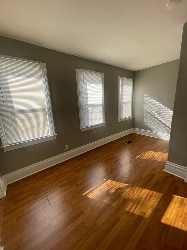 Building Photo - Single Family House in Mt Washington Avail...