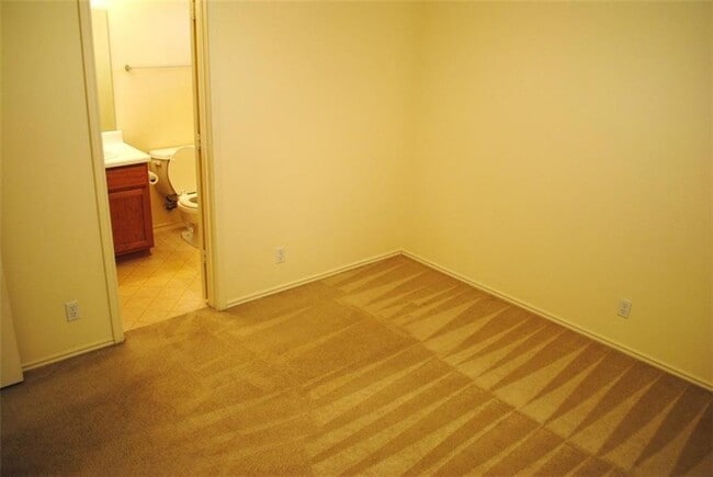 Building Photo - 512 Celery Loop