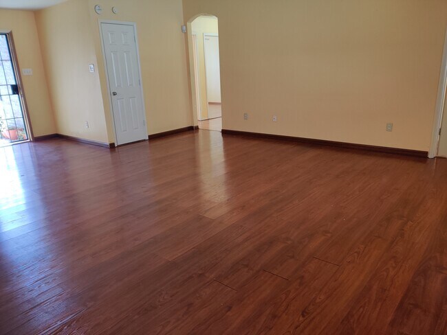 Building Photo - 3102 Via Helena Dr