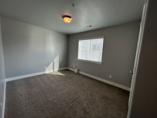 Building Photo - 3  Bedroom 2 Bathroom Condo in Springville!
