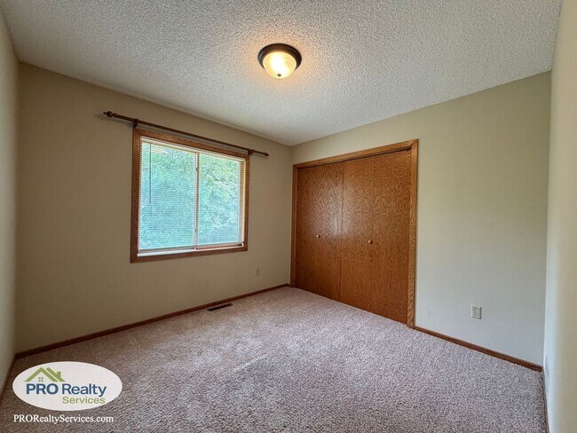 Building Photo - 5642 Royal Oaks Dr