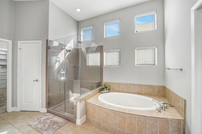 Building Photo - 904 Roy St