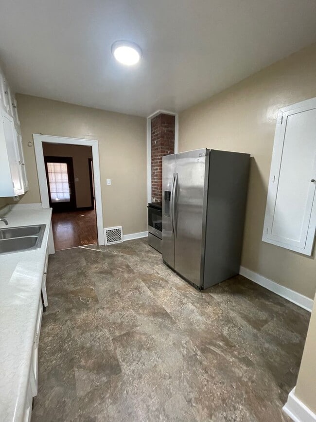 Building Photo - 3 Bedroom with garage and basement
