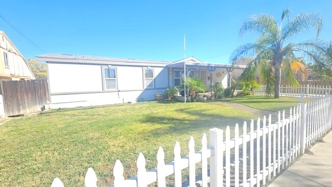 Building Photo - Gorgeous Single Story Home