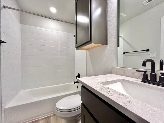Building Photo - Spacious 3/BR 2.5/BA Home with Modern Fini...