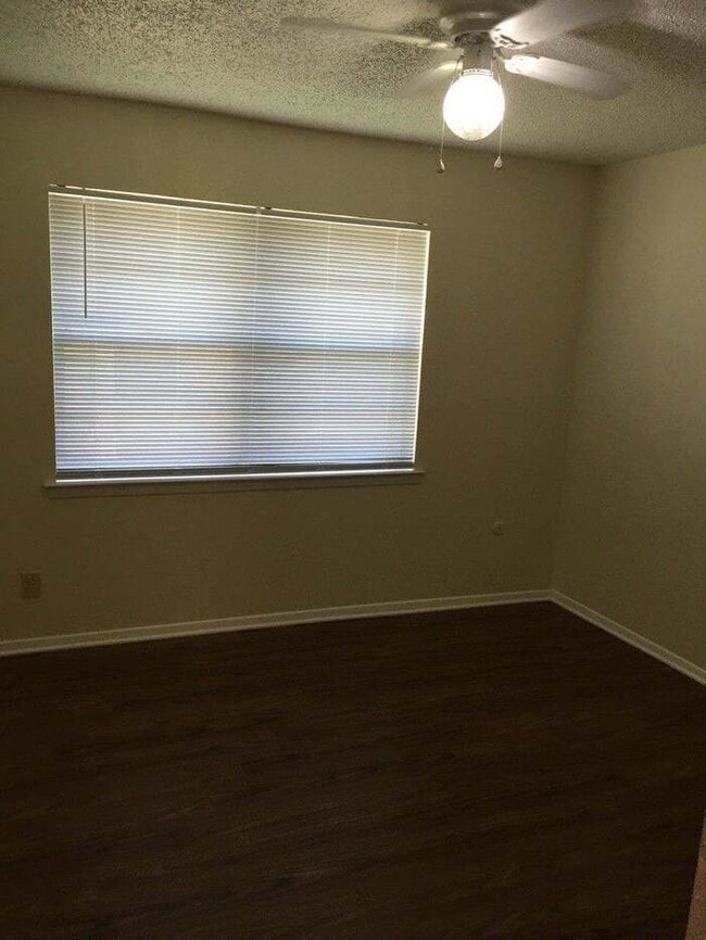 Building Photo - Available now. END 4PLEX TOWNHOME, 2 BR/1....