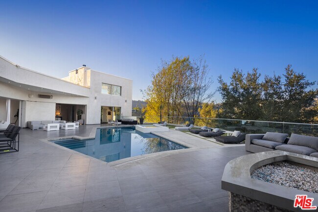 Building Photo - 2666 Hutton Dr