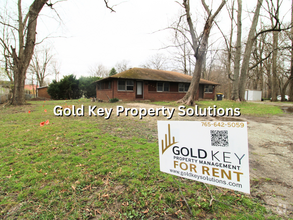 Building Photo - Secluded 2 BR 1 BA Duplex (No Section 8)
