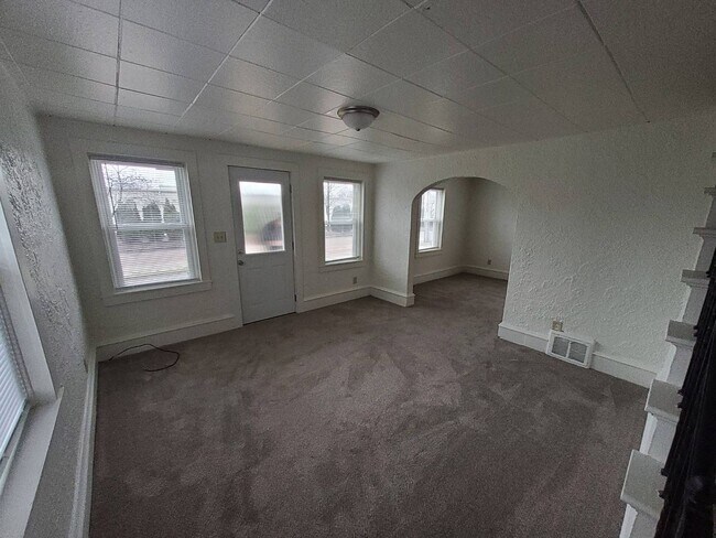 Building Photo - 928 W Kamps Ave