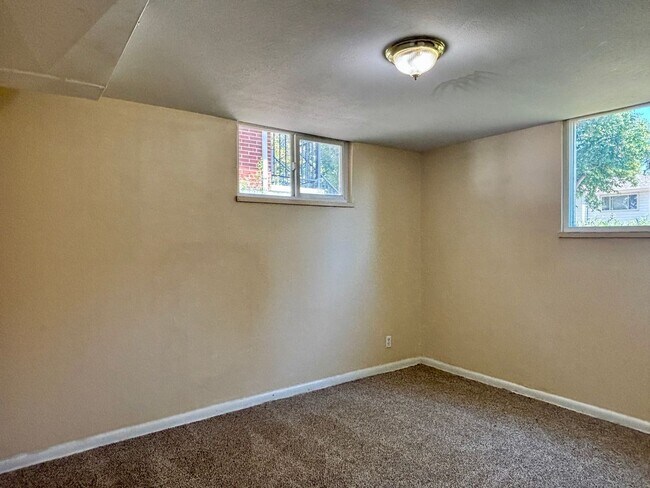 Building Photo - Spacious 4-Bedroom, 2-Bathroom Home with R...