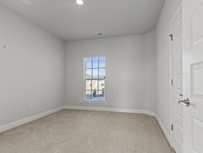 Building Photo - Like-new, modern end-unit townhome located in the desirable Clift’s Farm community in Madison