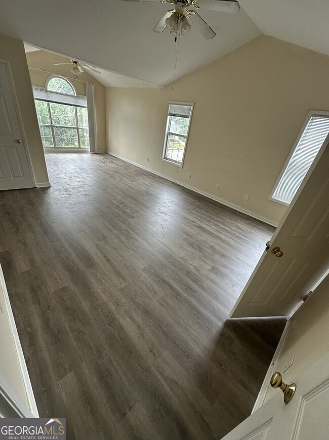 Building Photo - 515 Edgewater Way