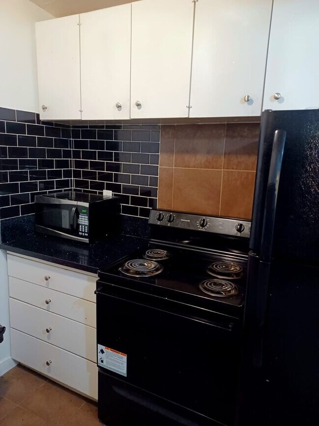 Building Photo - Nice Private Guy Room Downtown