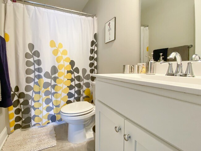 Building Photo - Beautiful Townhome at Manordale - LEASE TA...
