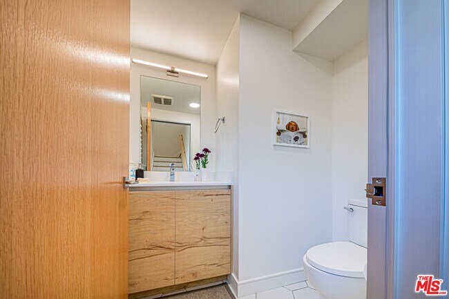 Building Photo - 6142 1/2 Lexington Ave