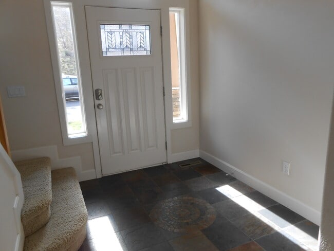 Building Photo - 1056 NE Parkview Ct