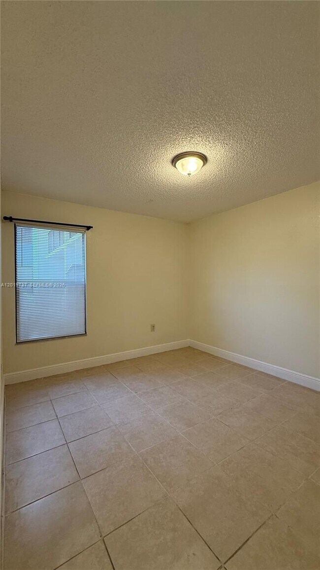 Building Photo - 1524 Lake Crystal Dr