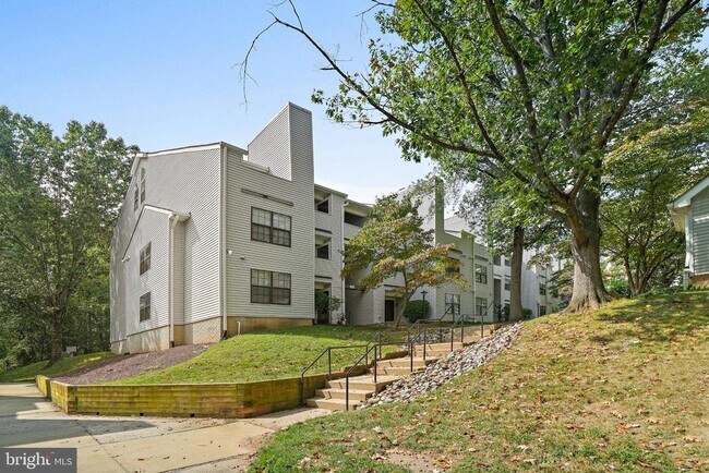 Building Photo - 1605 Carriage House Terrace