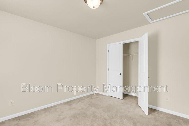 Building Photo - 2649 Lohr Dr