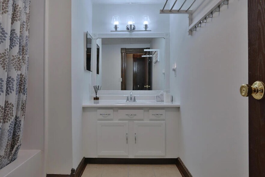 Main Bath 1 - 350 W 1st Ave
