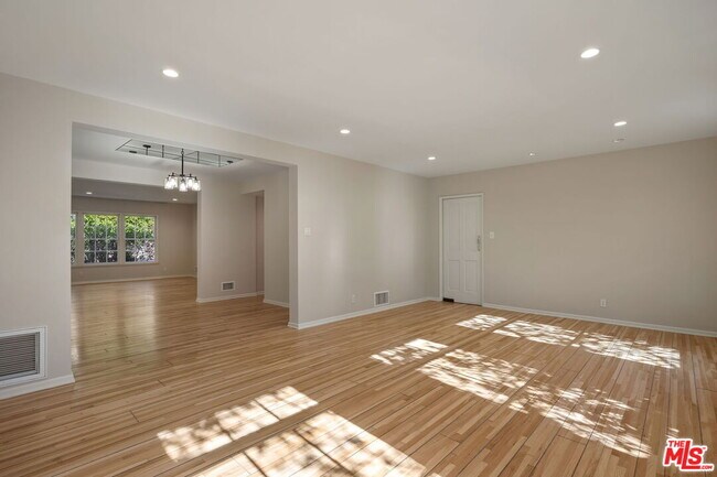 Building Photo - 450 Smithwood Dr