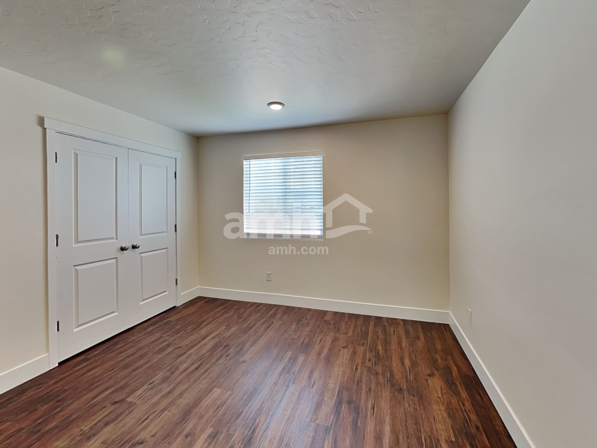 Building Photo - 662 S Rocker Ave