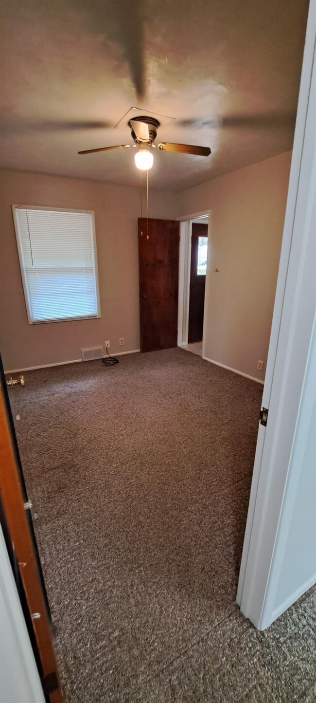 Building Photo - 1214 S Saxby Ave