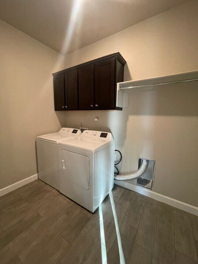 Building Photo - 2451 Camino Plata Loop NE