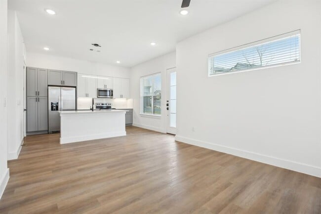 Building Photo - 1601 Mustang Dr