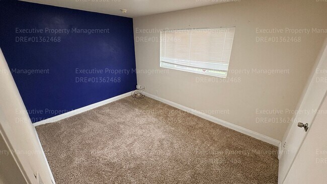 Building Photo - 2 bedroom 1 bathroom house located off the main street Oildale Dr.