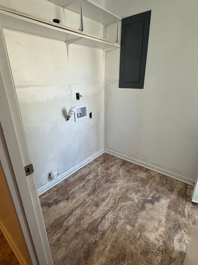 Building Photo - 101-103 N Redwood Ln