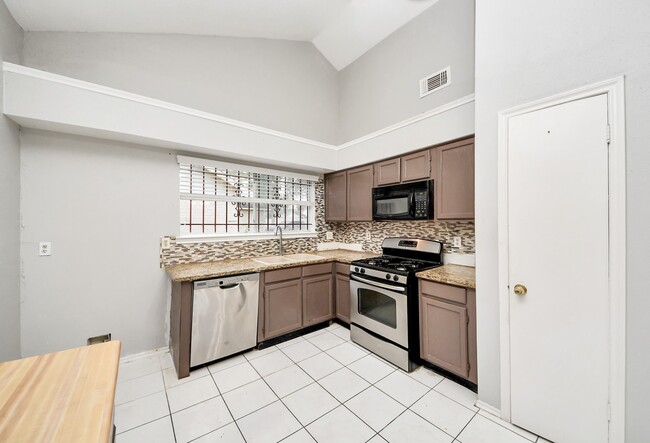 Building Photo - 527 Oakdale Dr