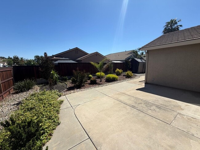 Building Photo - 3 bedroom + office | 2 bathroom | Single family home