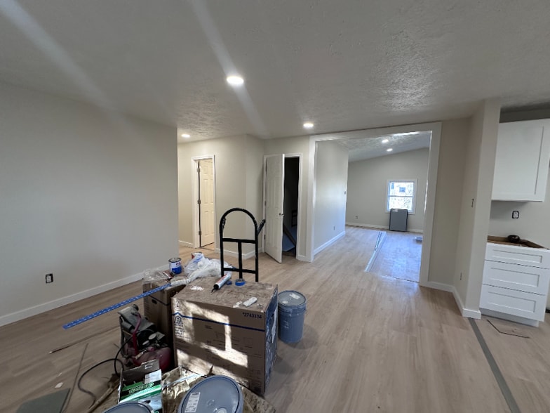 Building Photo - 305 Iroquois Ln