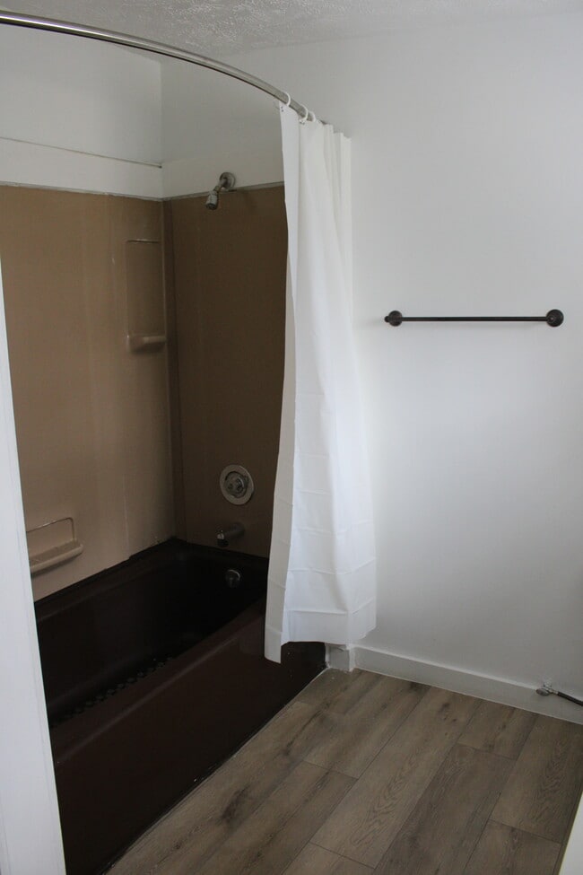 Building Photo - 842 Lloyd Ave