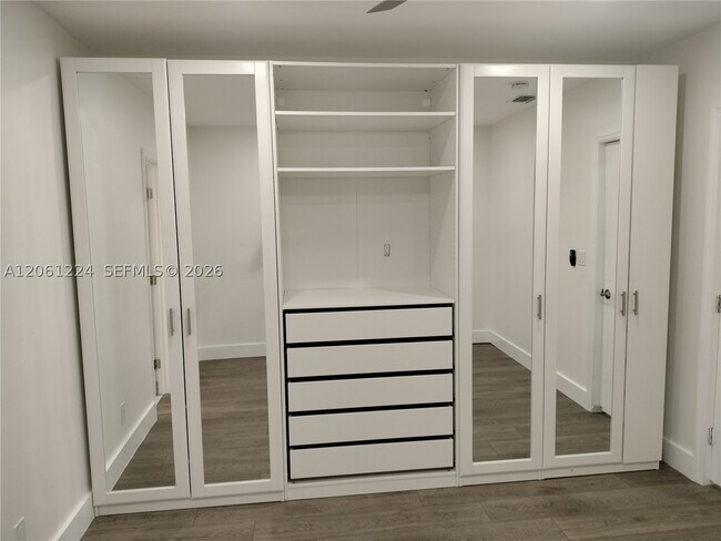 Building Photo - 2700 SW 28th Ct