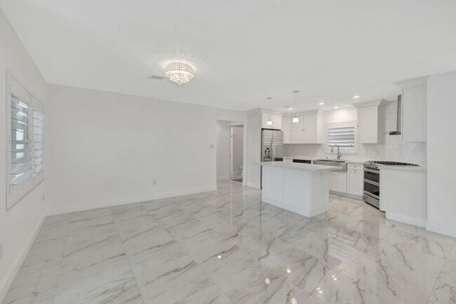 Building Photo - 2612 NE 5th St