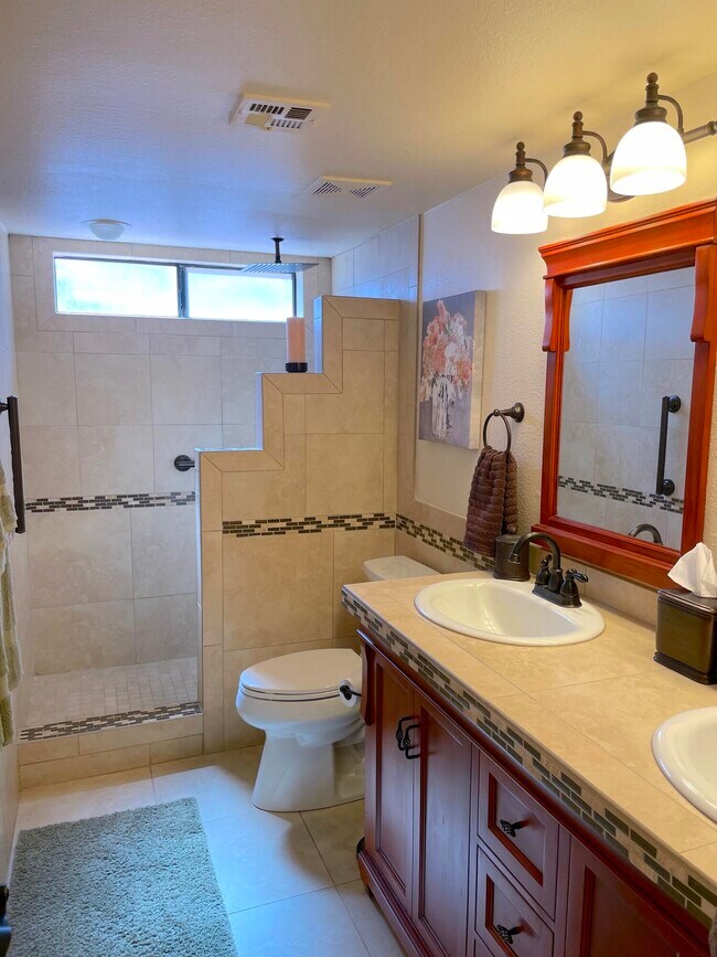 Building Photo - 494 East Cll Begonia-