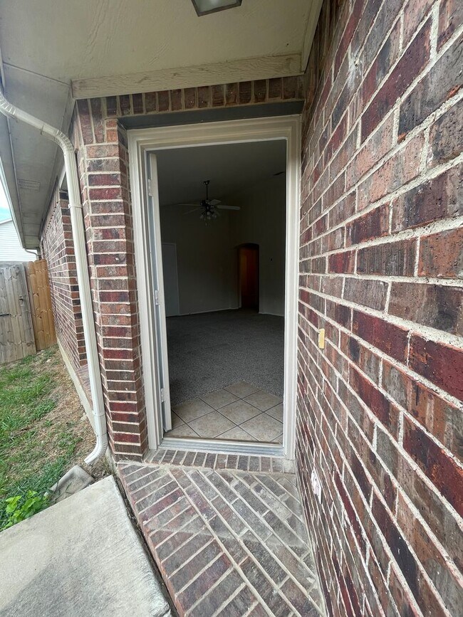 Building Photo - 2136 Ingrid Ln